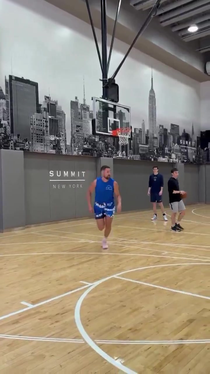 雷竞技赛事-恋爱训练两手抓！美媒晒克莱近期训练集锦：接球三分弹无虚发🎯