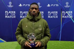 雷竞技中国-不嘻嘻，登贝莱赛后拒领欧冠单场最佳奖杯，留影表情严肃