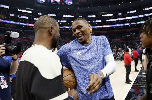 雷竞技官网-老将自由球员市场将迎签约热潮！保罗与快船仍在商讨重聚